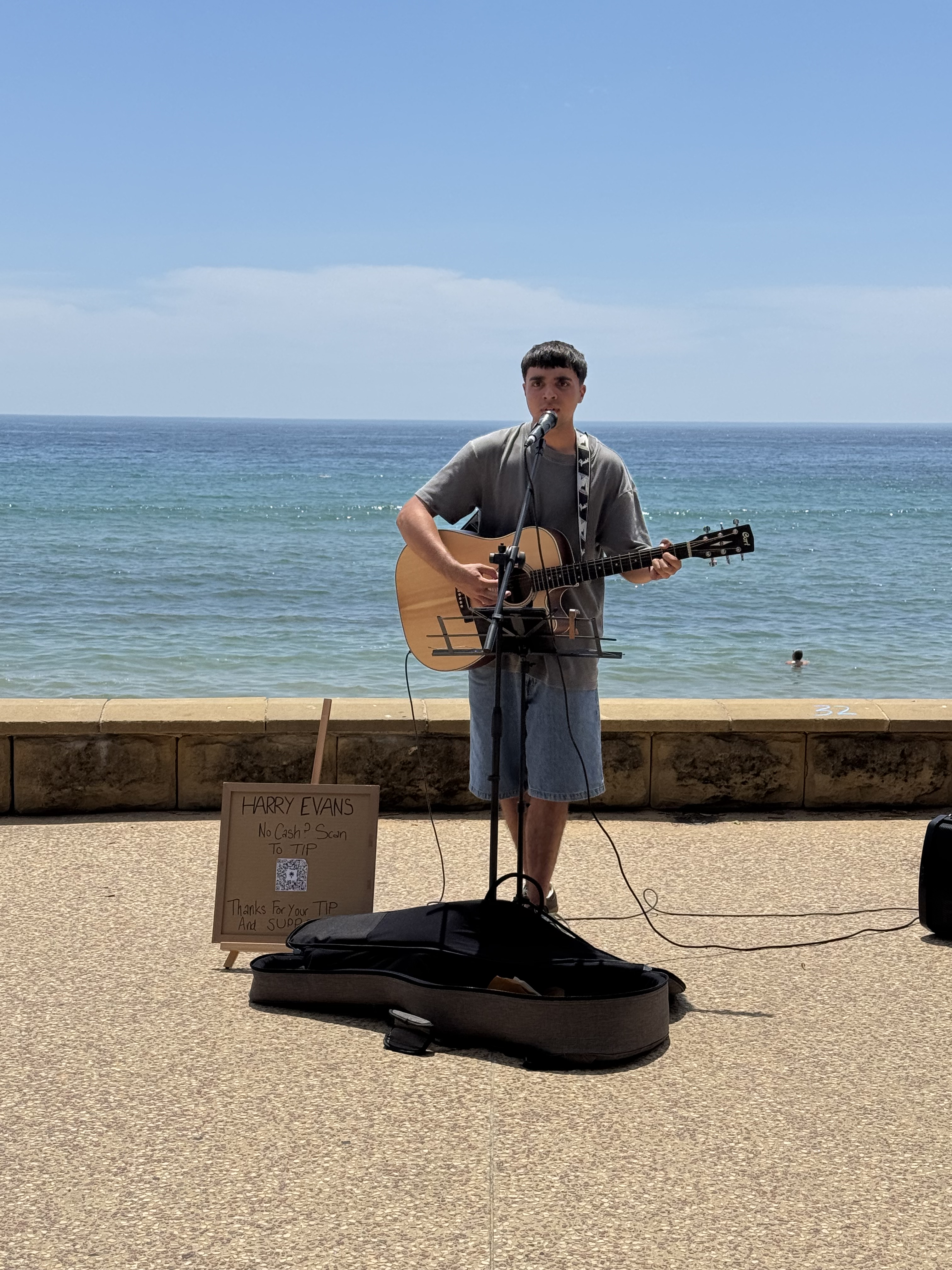 Harry Evans live on the Terrigal Esplanade Central Coast